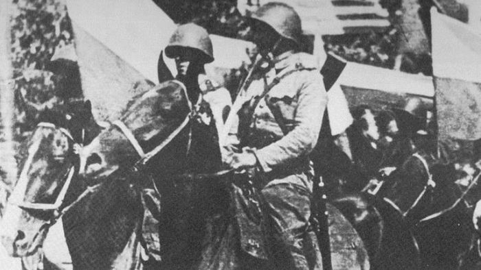 Żołnierze 1. Warszawskiej Samodzielnej Brygady Kawalerii w trakcie defilady. Sierpień 1945 r.