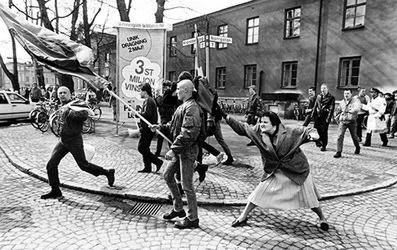 Polka uderzyła torebką po głowie neonazisty. To zdjęcie jest legendą