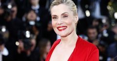 Seksowny dekolt Emmanuelle Seigner sensacją wieczoru