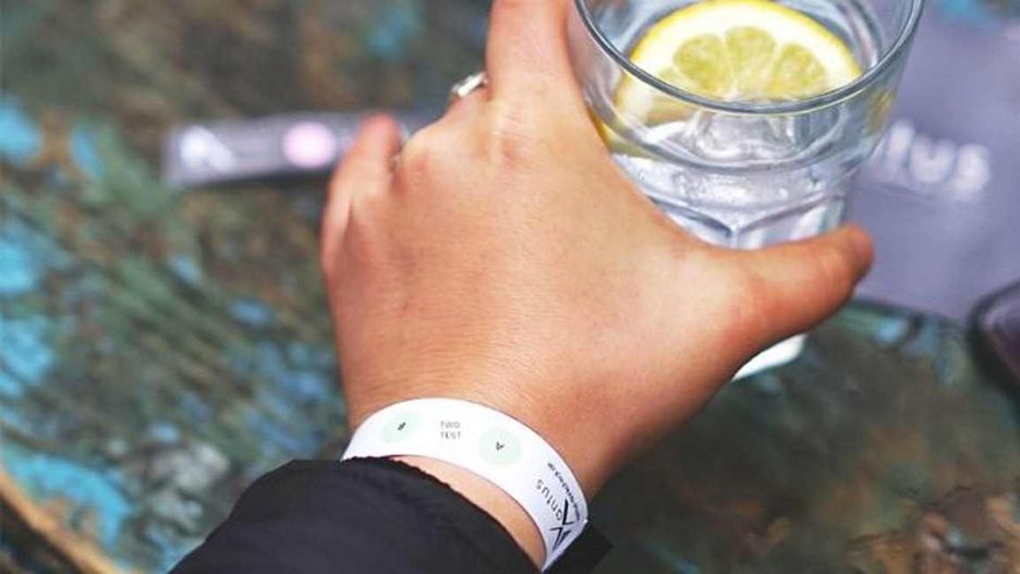 Opaska wykrywa pigułkę gwałtu w drinku
