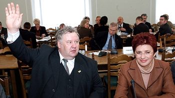 Poseł SLD Olgierd Poniźnik i szefowa gabinetu politycznego premiera Aleksandra Jakubowska podczas posiedzenia sejmowej Komisji Kultury i Środków Przekazu