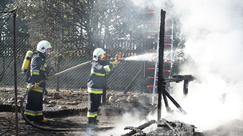 Mężczyzna brutalnie pobił kobietę i podpalił drewnianą altanę (zdj. ilustr.)