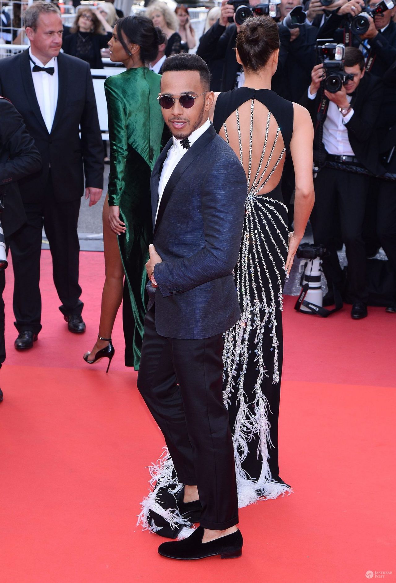 Lewis Hamilton pozuje fotografom na premierze "The Unknown Girl" na festiwalu w Cannes 2016 (fot. ONS)