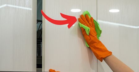Tłuszcz z kuchennych szafek zmyjesz bez szorowania. Oto 3 sprawdzone patenty-pewniaki!