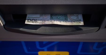 Patrz, gdzie wypłacasz gotówkę! Bank może pobrać wysoką opłatę