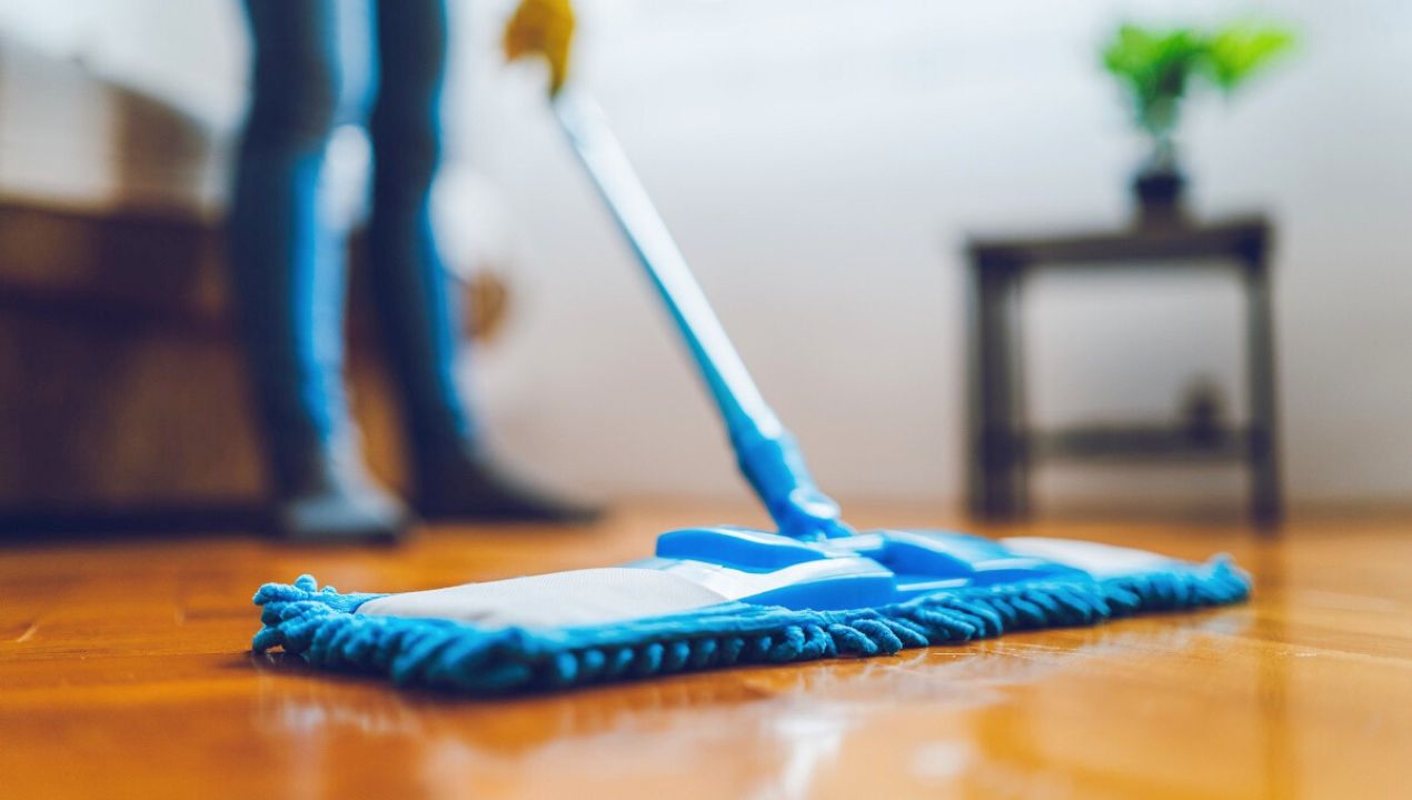 Mycie podłogi może być prostsze, niż sądzisz. Fot. Getty Images