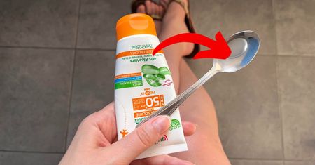Już wiem, ile kremu z filtrem nakładać. Dermatolożka pokazała mi trik z łyżeczką