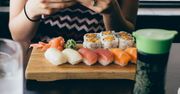 Sushi wcale nie trzeba jeść pałeczkami. Jest na to znacznie prostszy sposób