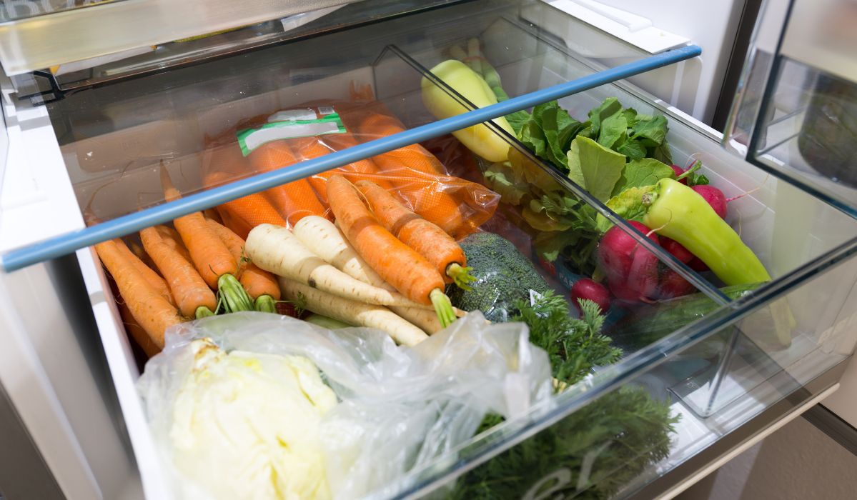 Sekretny trik na przechowywanie warzyw w lodówce. Na pewno go nie znałeś