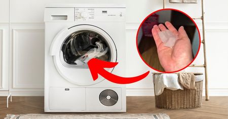 Wrzuć lód do suszarki. Dzięki tej sztuczce zaoszczędzisz mnóstwo czasu