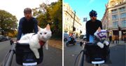 Mężczyzna zaczął organizować dla swojej głuchej kotki przejażdżki rowerowe po mieście. Zostali gwiazdami Instagrama