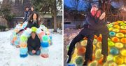Niesamowite kolorowe igloo zbudowane za pomocą balonów z wodą. Prosty pomysł na zimową atrakcję