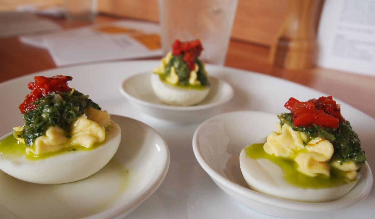 Nie majonez i nie sos tatarski. Ten dodatek do wielkanocnych jaj zrobisz z dwóch składników