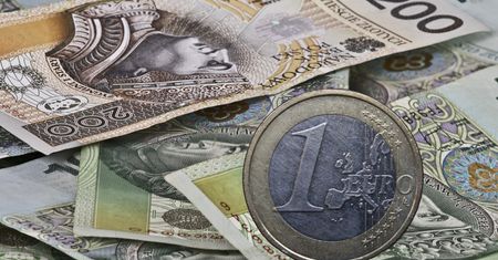Kursy walut. Złoty słabszy, ale mieści się w widełkach
