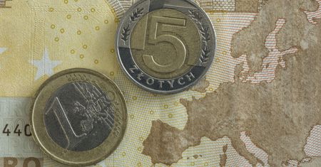 Kursy walut. Euro tanieje, a w centrum uwagi dane z USA