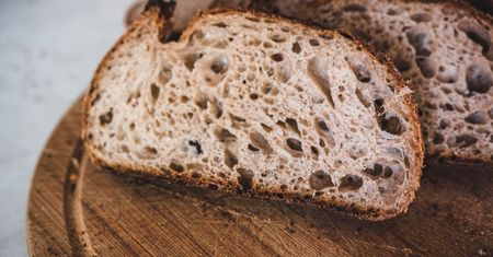 Chleb w chlebaku szybko czerstwieje? Ten babciny trik sprawi, że pozostanie dłużej świeży