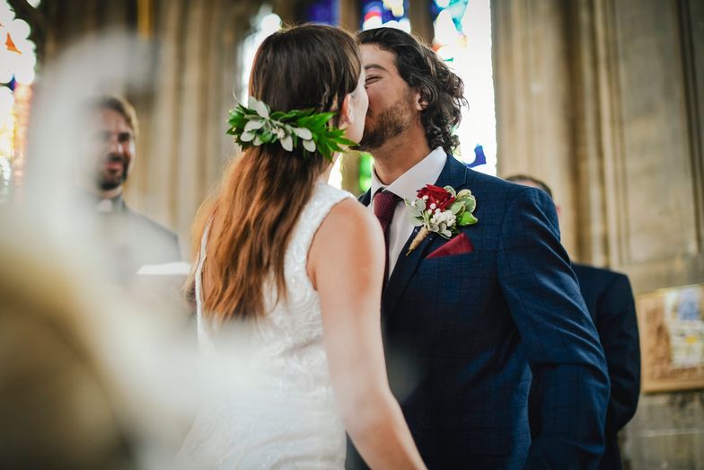 Ślub w kościele, para młoda się całuje