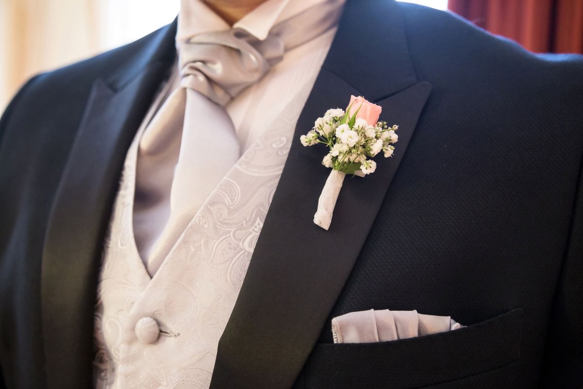 Szykowny garnitur dla pana młodego. Jak się ubrać na własny ślub?