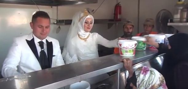 Młoda para zamiast wesela zorganizowała ucztę dla uchodźców z Syrii