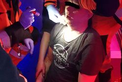 Ochroniarz pobił klienta, czy ten sam uderzył głową w słup. Znajomi szukają świadków zdarzenia