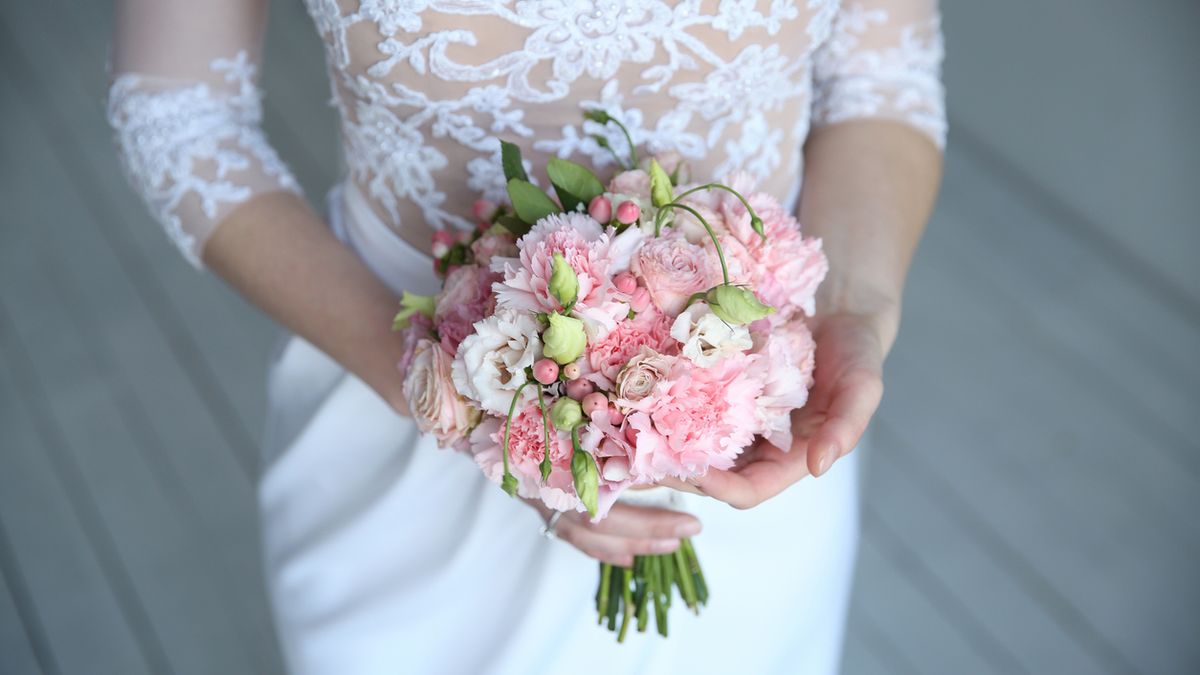 Suknia ślubna z koronkową górą to wybór stylowy i romantyczny