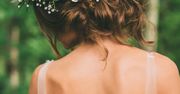 To najpopularniejsza ślubna fryzura. Panny młode szaleją