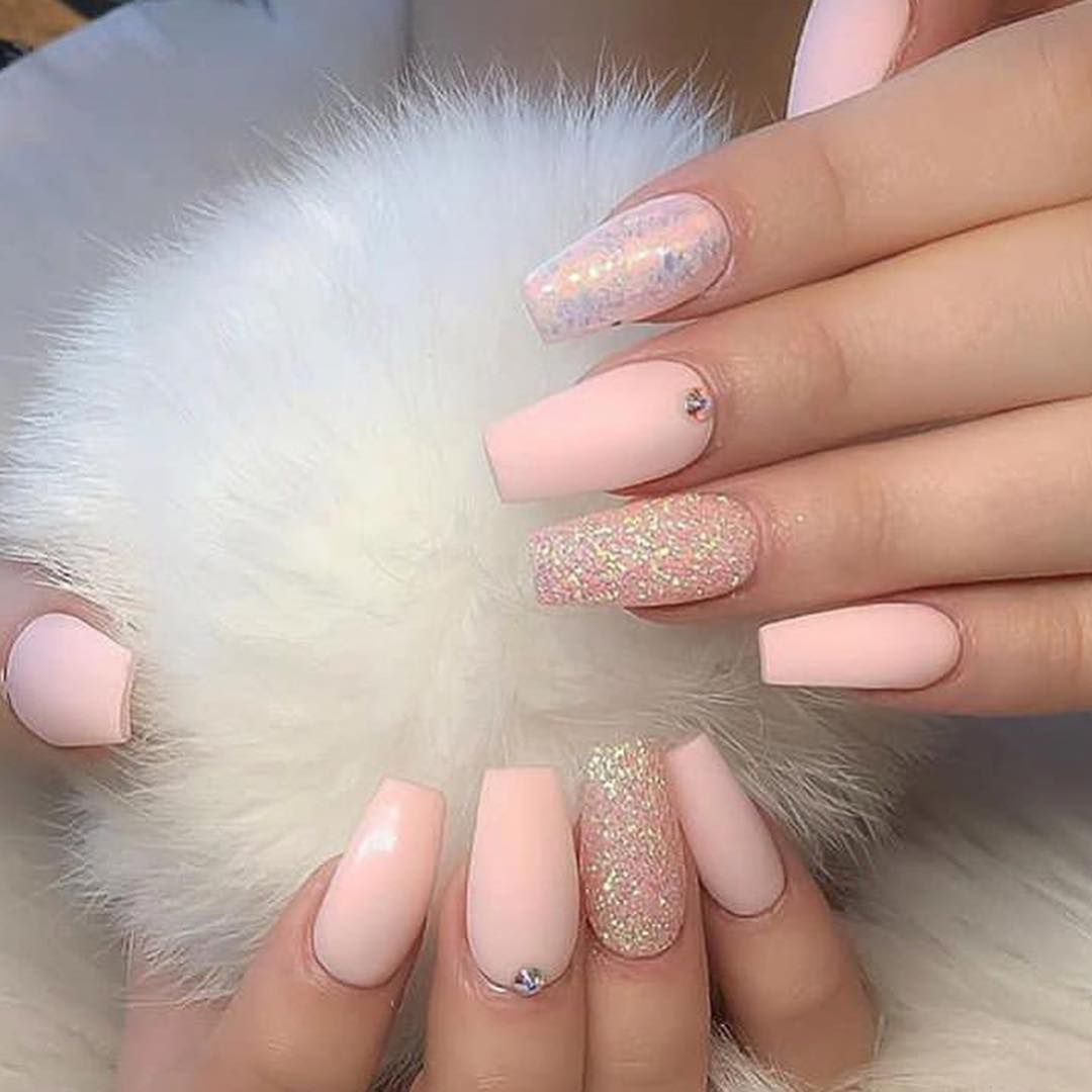 Błysk na paznokciach uzupełni ślubny manicure 