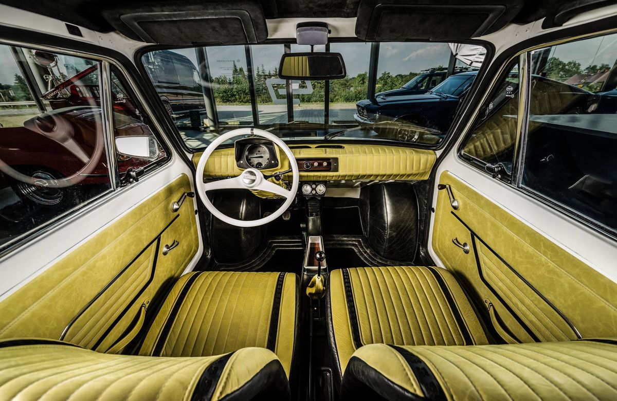 Wnętrze malucha Toma Hanksa kontra standardowy kokpit Polskiego Fiata 126P