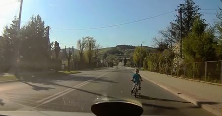 Nowy Sącz: dziecko na rowerku na środku drogi. O krok od tragedii