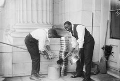 Kiedy Europejczycy przestali akceptować plucie w towarzystwie? Krótka historia manier według Normana Daviesa