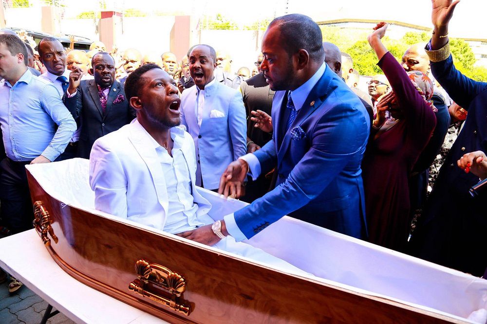 Zakład pogrzebowy pozwie pastora za "wskrzeszenie zmarłego"