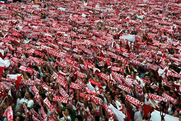 Wypełniona po brzegi polskimi fanami piłkarstwa Strefa Kibica w Warszawie podczas Euro 2012