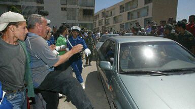 Tłum atakujący prezydencki samochód