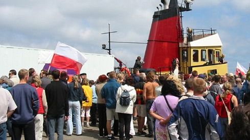 Tłum na wybrzeżu przy statku aborcyjnym