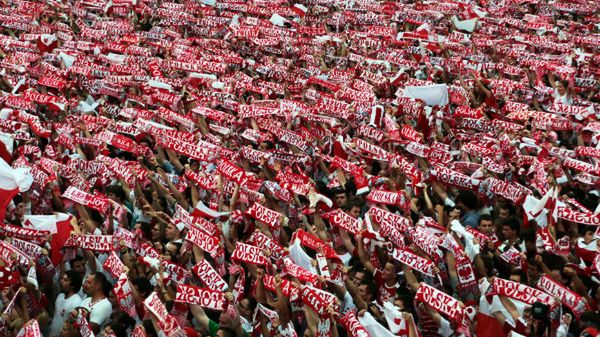 Wypełniona po brzegi polskimi fanami piłkarstwa Strefa Kibica w Warszawie podczas Euro 2012