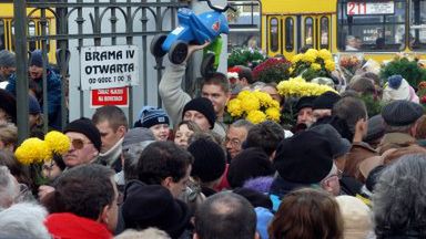 Tłum na warszawskim cmentarzu