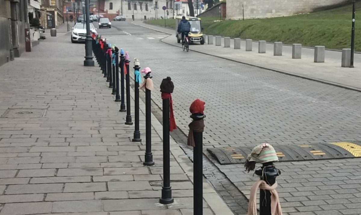 Mieszkańcy założyli na słupki szaliki i czapki. Nietypowa forma protestu