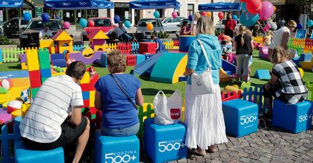 500+ "utrudnia Polsce inwestycje w przyszłość". Ekspertka bije na alarm