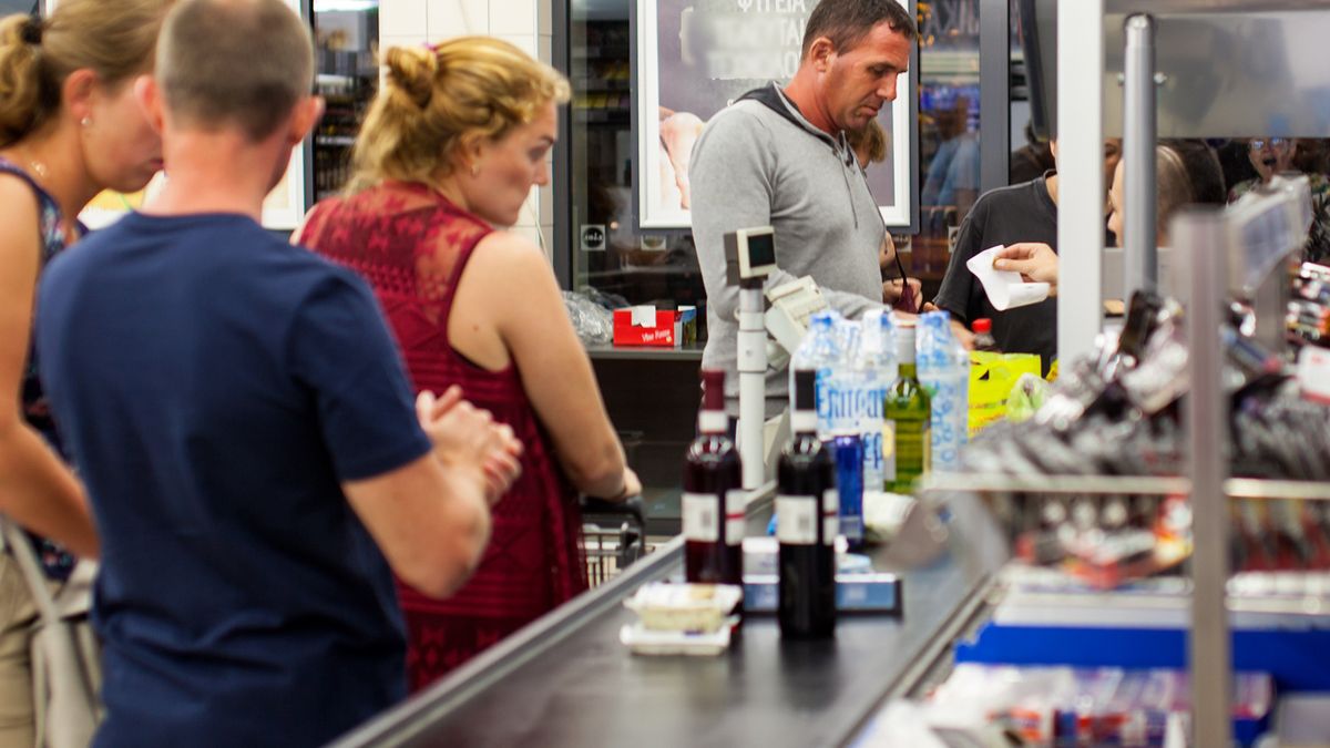 Otwarcie sklepów w niedziele pomogłoby rozładować kolejki i zwiększyć dochody w handlu.