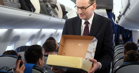 Tłusty czwartek w ambasadzie USA. Mateusz Morawiecki rozdawał pączki w samolocie
