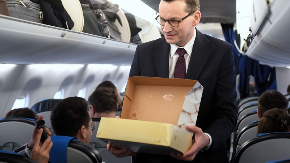 Mateusz Morawiecki rozdaje pączki w tłusty czwartek