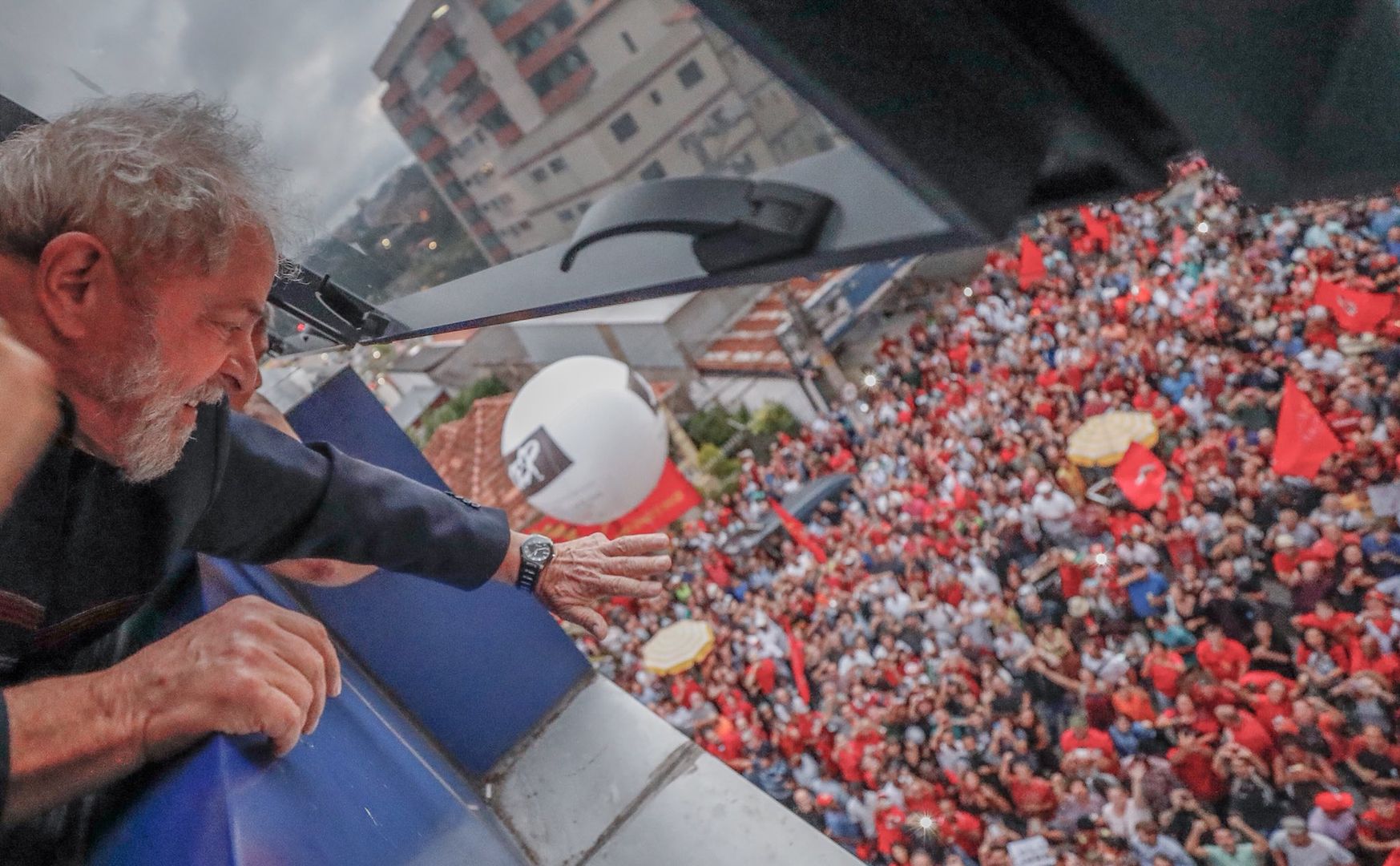 Lula da Silva macha do swoich sympatyków przed budynkiem, w którym się schronił