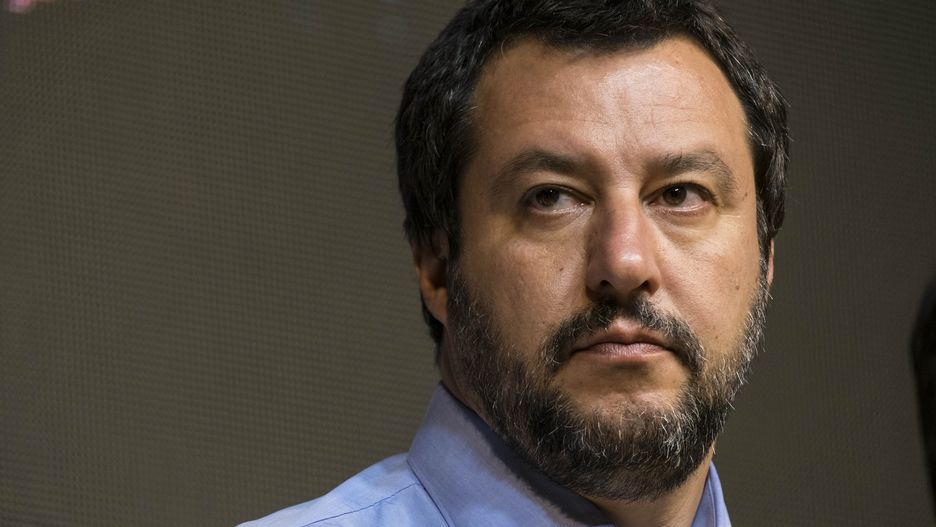 Matteo Salvini realizuje swoje przedwyborcze obietnice dotyczące ograniczenia napływu migrantów do Włoch