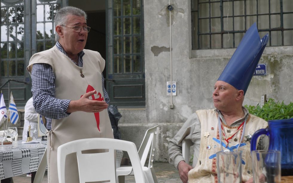 Szczęśliwi przedstawiciele społeczności Parva Domus przy stole 