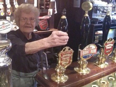 100-latka najstarszą barmanką na świecie