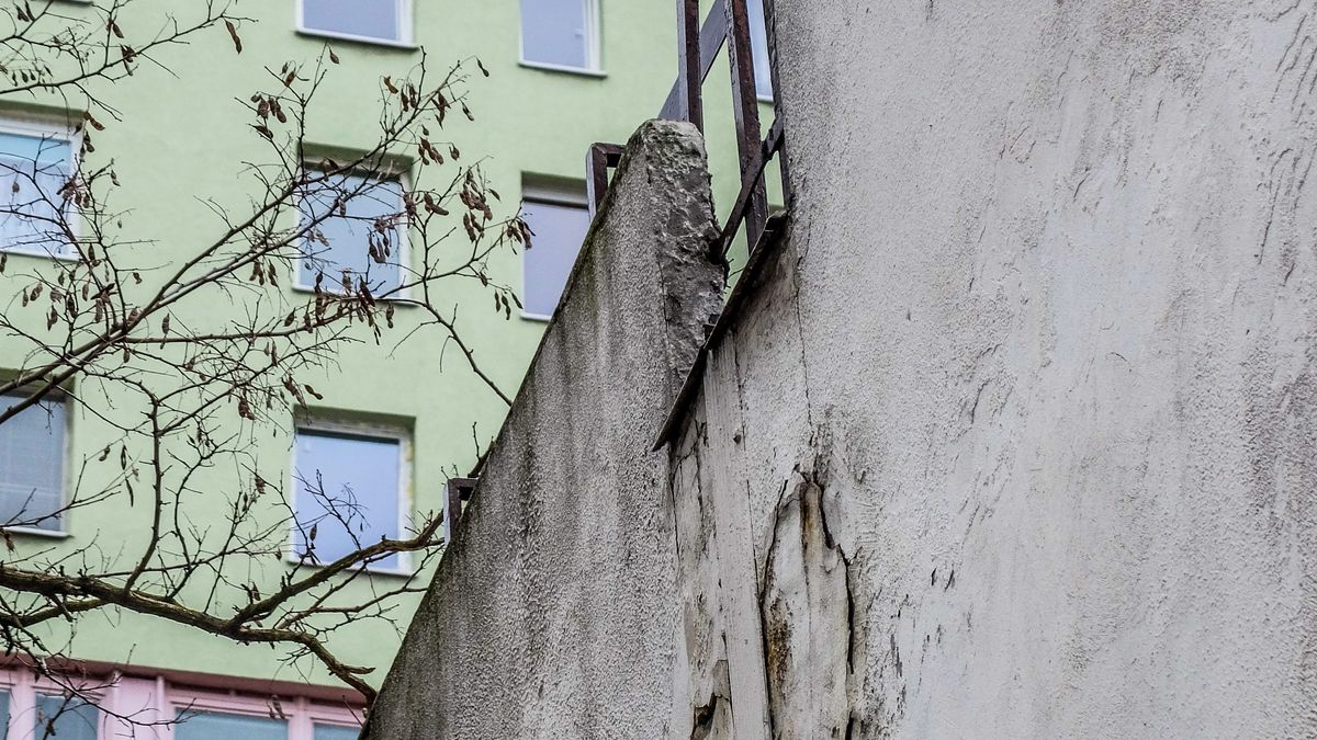 Głównym problemem bloków z wielkiej płyty są łączące owe płyty kotwy.