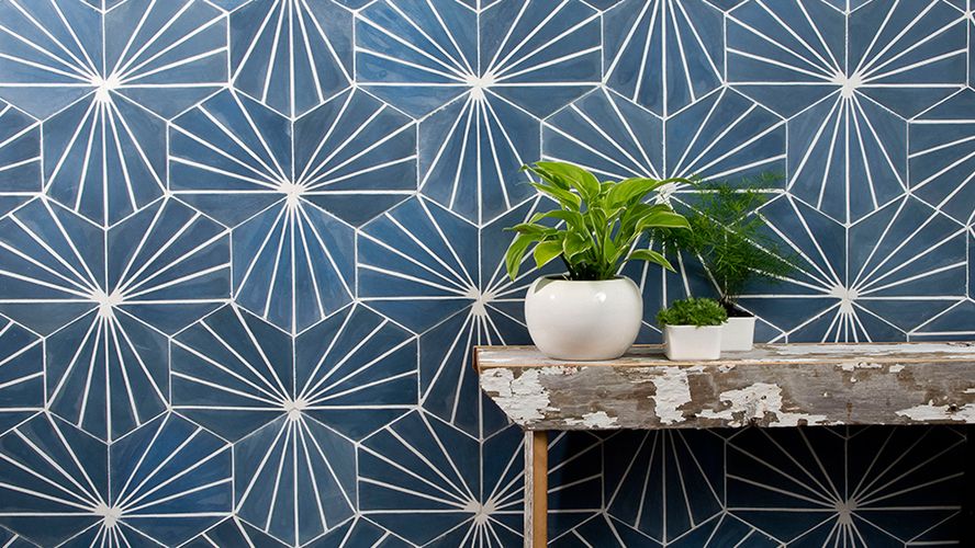 Efektowny wzór geometryczny jest oryginalny i trwały - to piękna dekoracja holu lub klatki schodowej