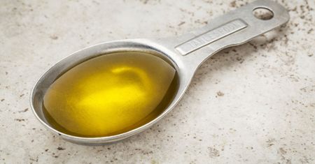 Czemu służy oil pulling, czyli płukanie ust olejem?