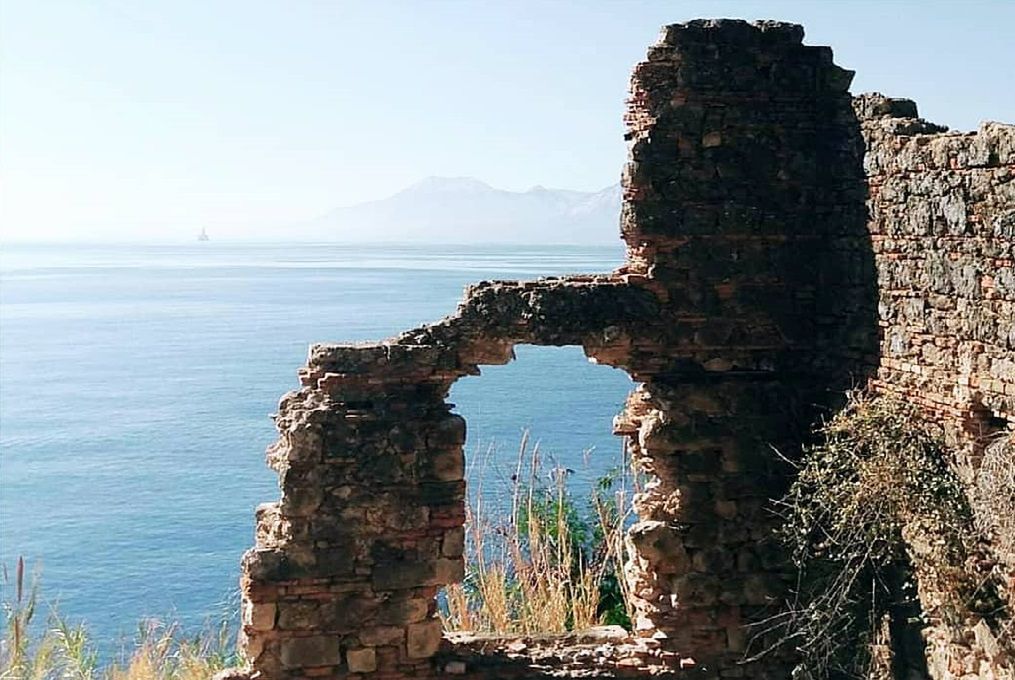 W okolicach kurortu Antalya natrafimy na sporo starożytnych ruin 