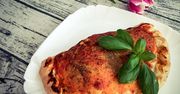 Włoski specjał z pysznym farszem. Przepis na calzone